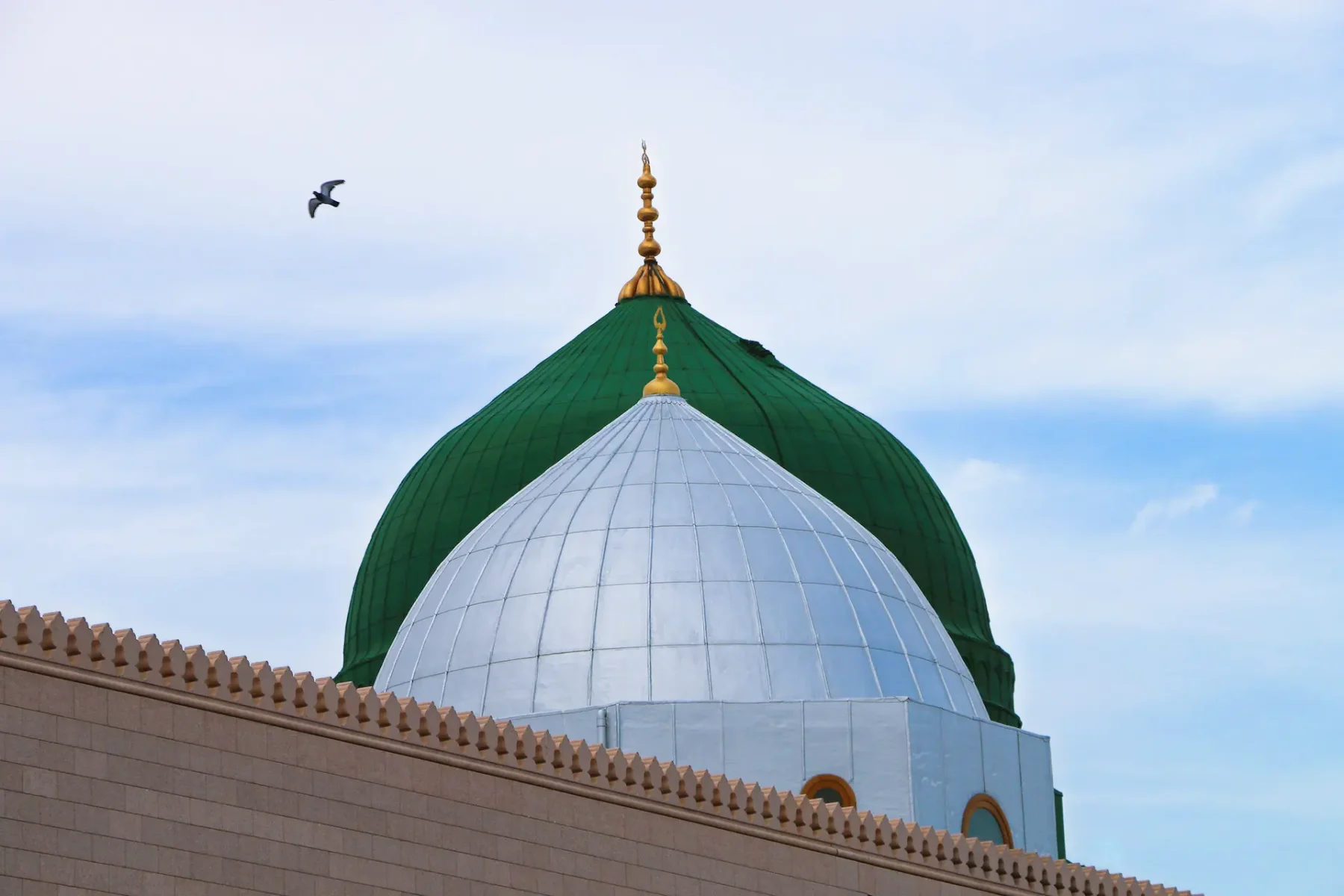 medina-saudi-arabia-green-dome-close-up-proph-2025-03-23-18-46-40-utc.webp